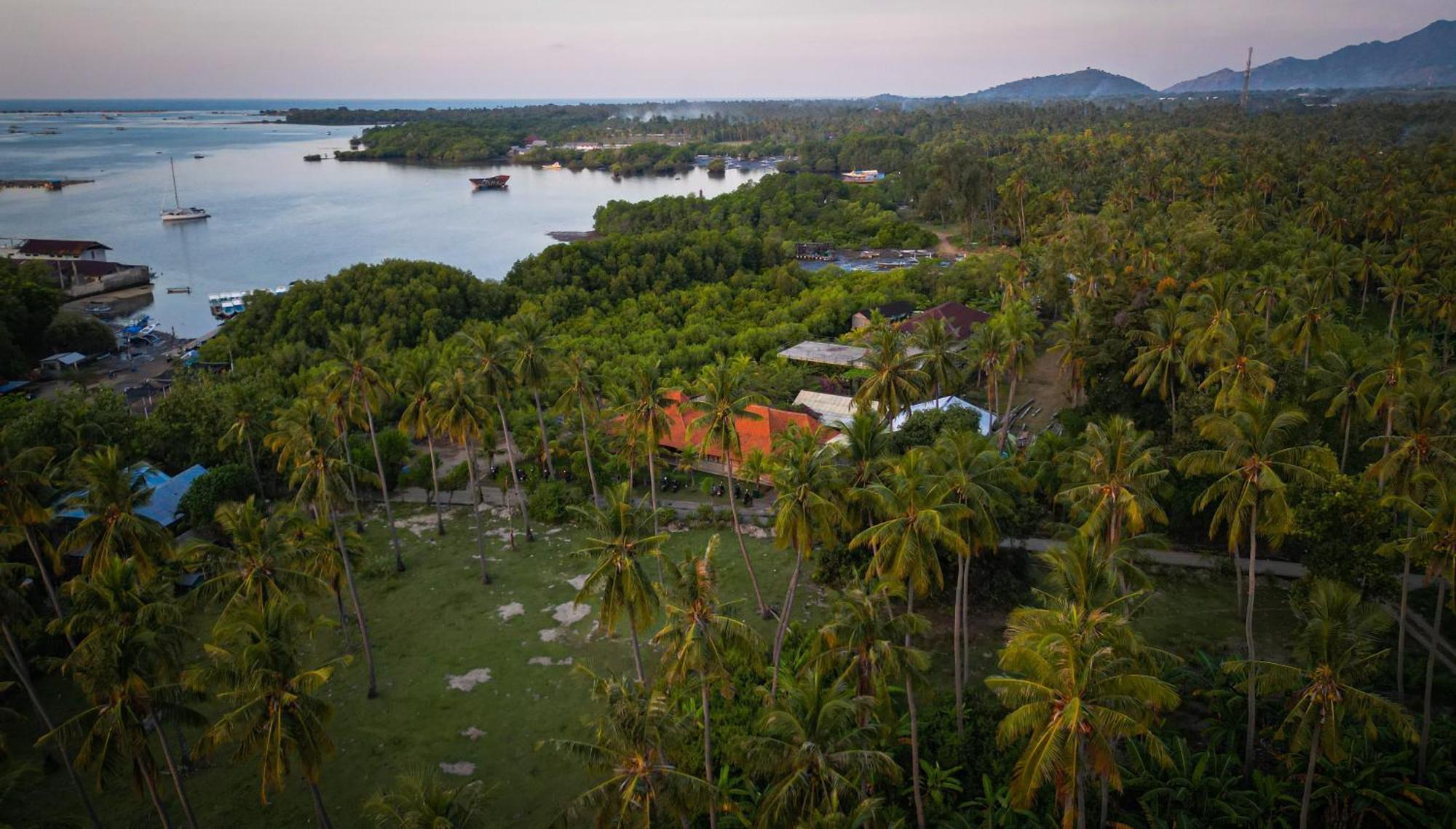 Mangroove Bay Boutique Hostel Banyuwedang Bagian luar foto