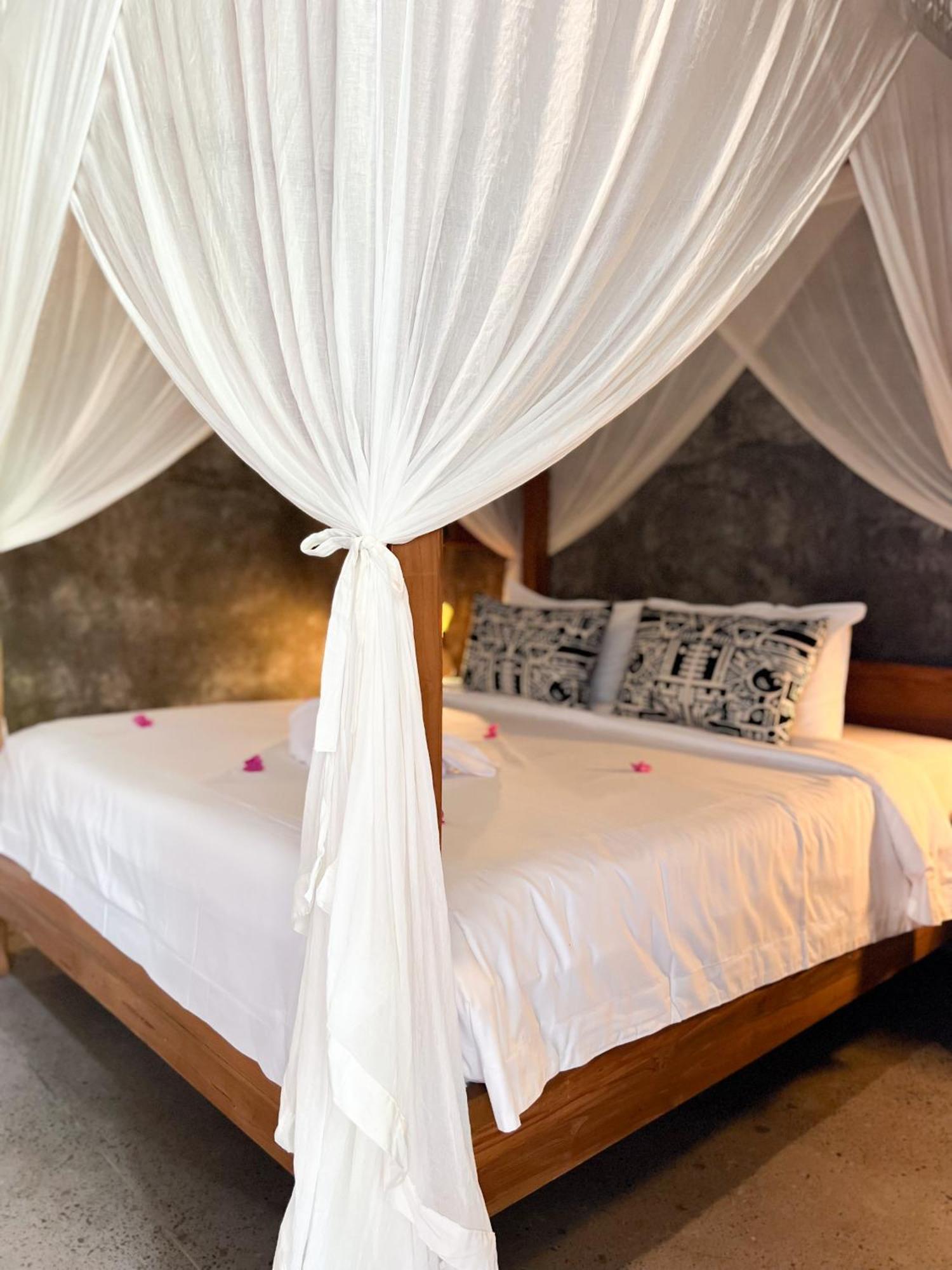 Mangroove Bay Boutique Hostel Banyuwedang Bagian luar foto